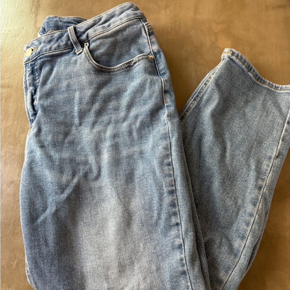 Time and Tru Women's Light Blue Straight Leg Jeans
